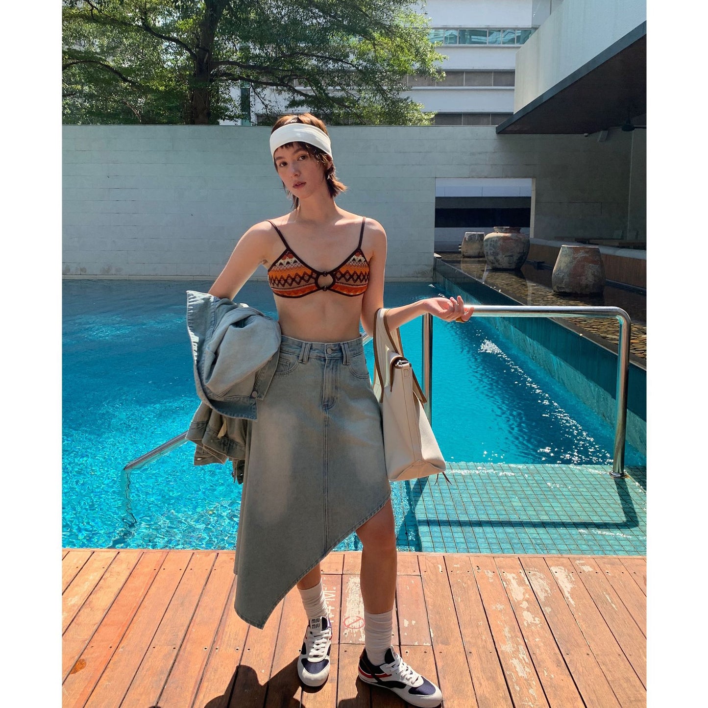 Dame afslappet jeansjakke med asymmetrisk snit og moderigtig denimnederdel Stilla