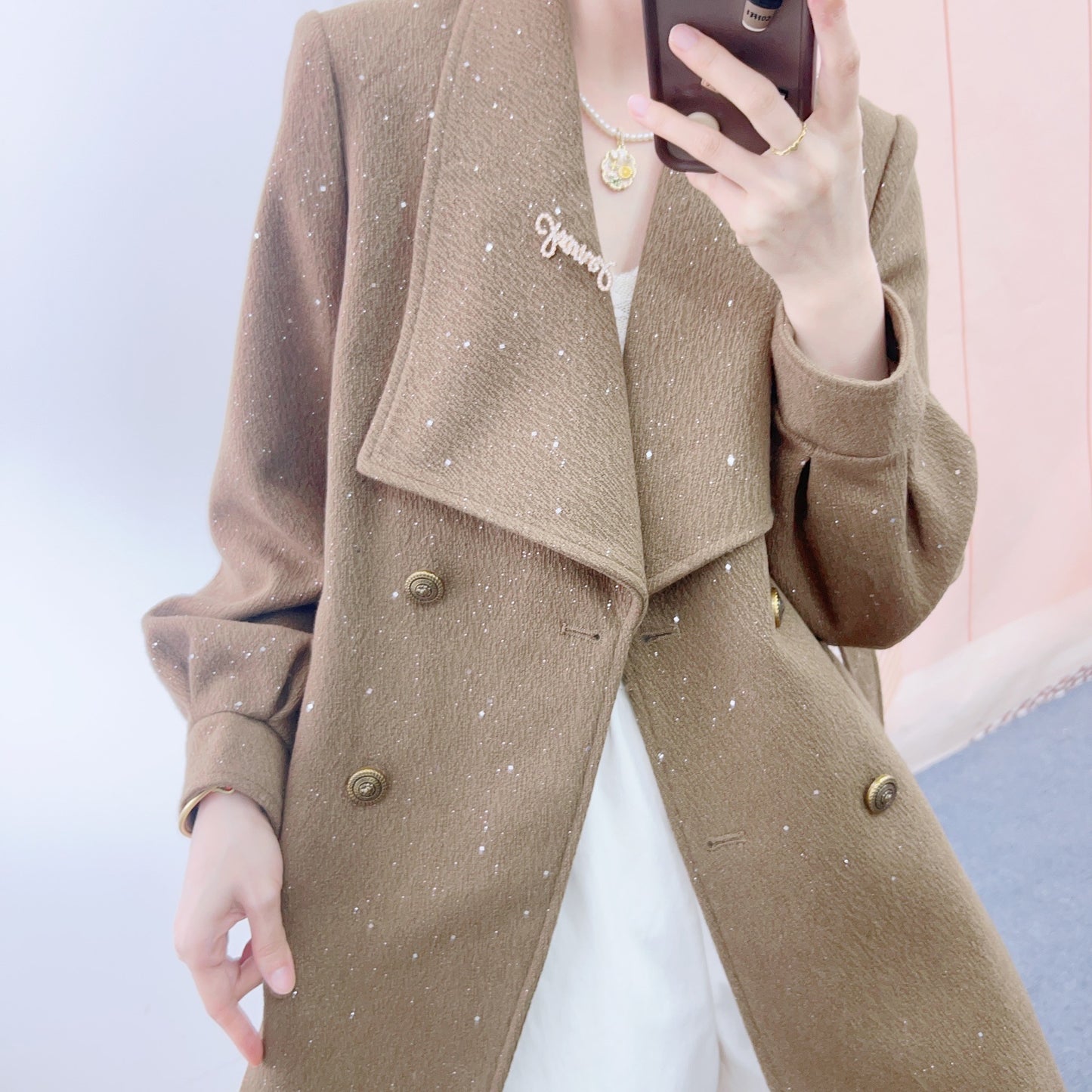 Dame dobbeltstrenget uldfrakke med elegant revers og stilfulde knapdetaljer Stilla