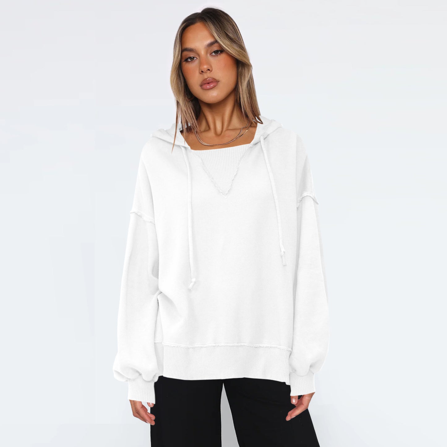 Dame afslappet hoodie med bred pasform og moderigtige detaljer Stilla