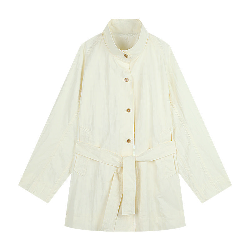 Dame afslappet overgangsjakke med høj lukket krave og praktisk taljebælte Stilla