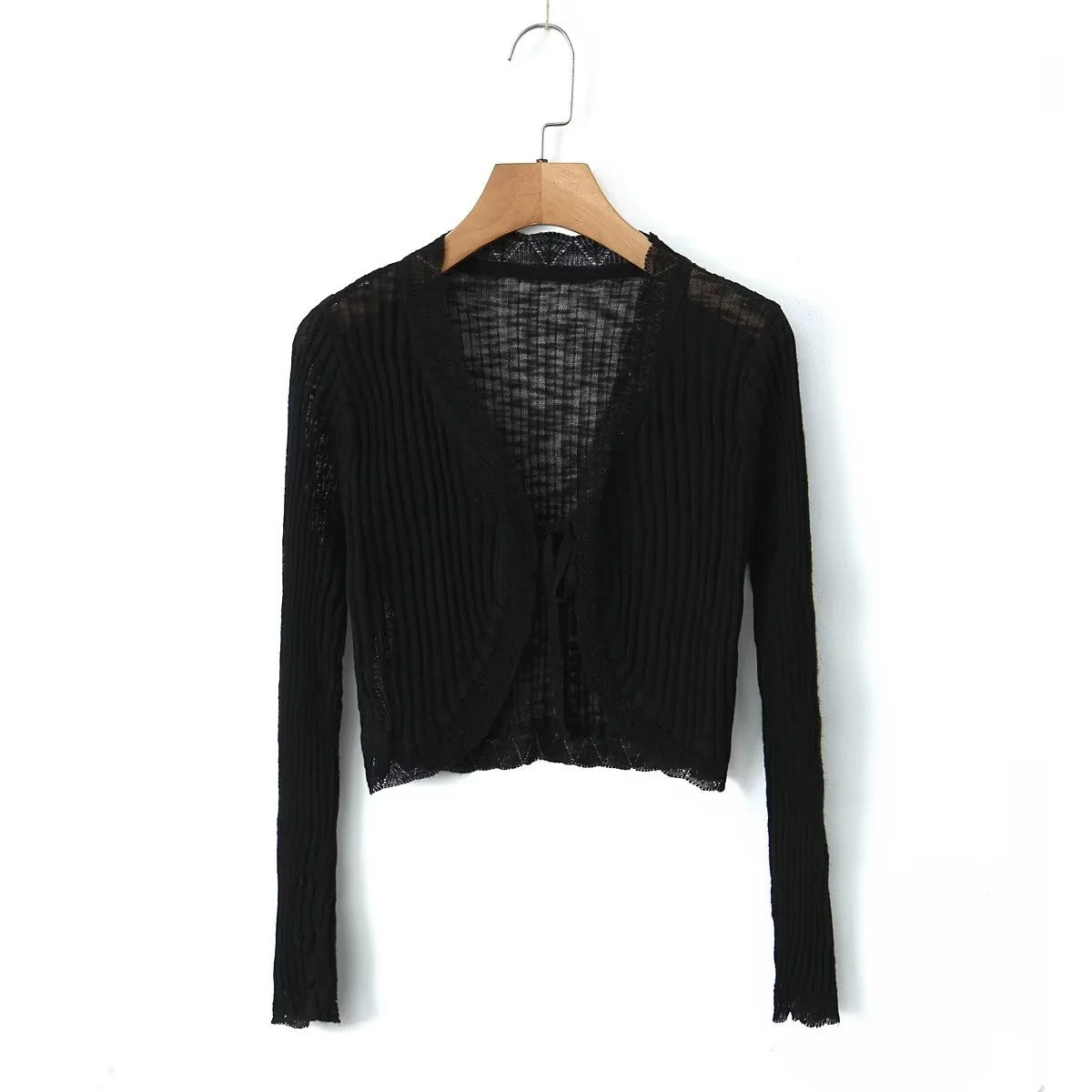 Dame cropped strikjakke med fint ribdesign og sarte spidsdetaljer Stilla