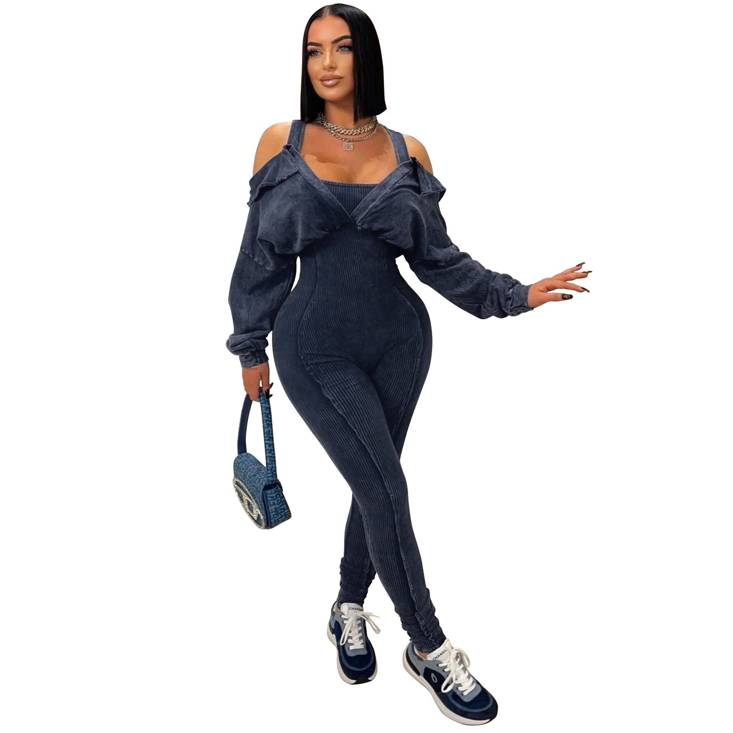 Dame mode jumpsuit med skulderfri flæser og figursyet silhuet Stilla