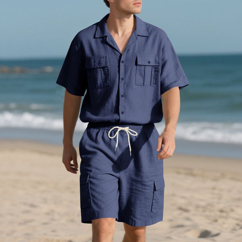 Herrer afslappet strandoutfit med korte ærmer og praktiske cargo-shorts Stilla