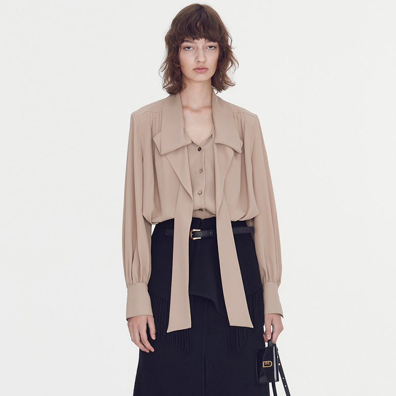 Dame elegant bluse med flydende snit og attraktive detaljer Stilla