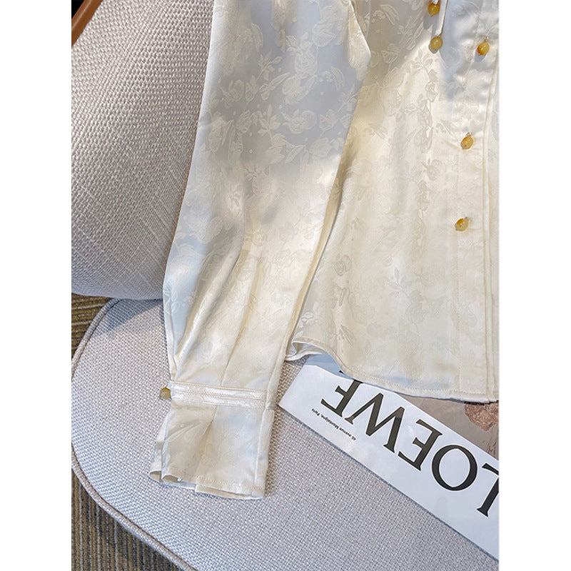 Dame elegant bluse med høj kraveform og dekorative knapdetaljer Stilla