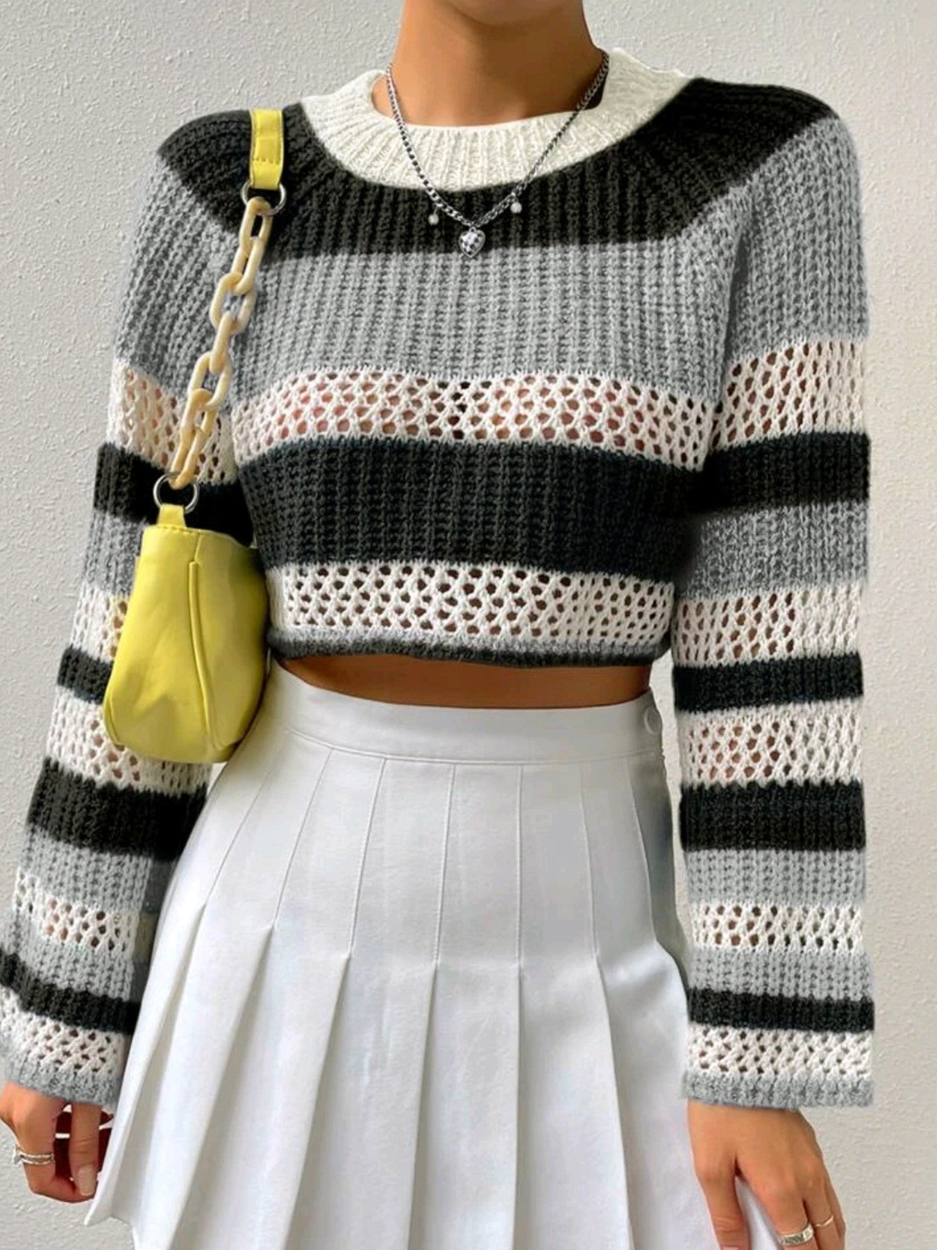 Dame afslappet cropped strikpullover med netdesign og stribemønster Stilla