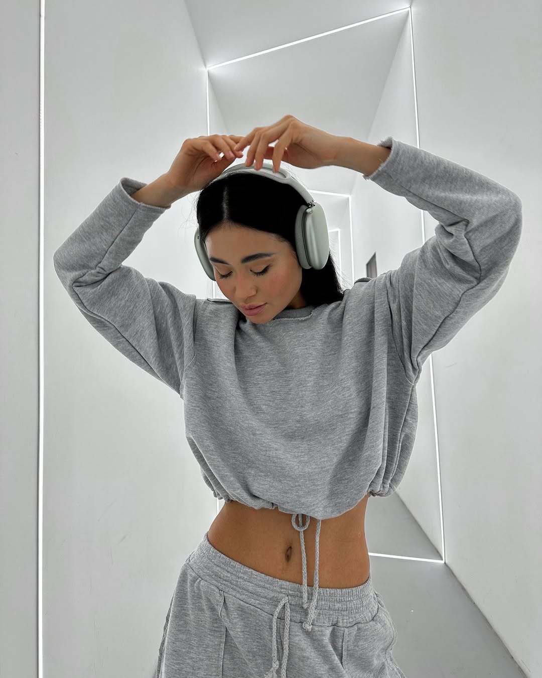 Dame afslappet og moderigtig cropped sweatshirt med snørrelse Stilla