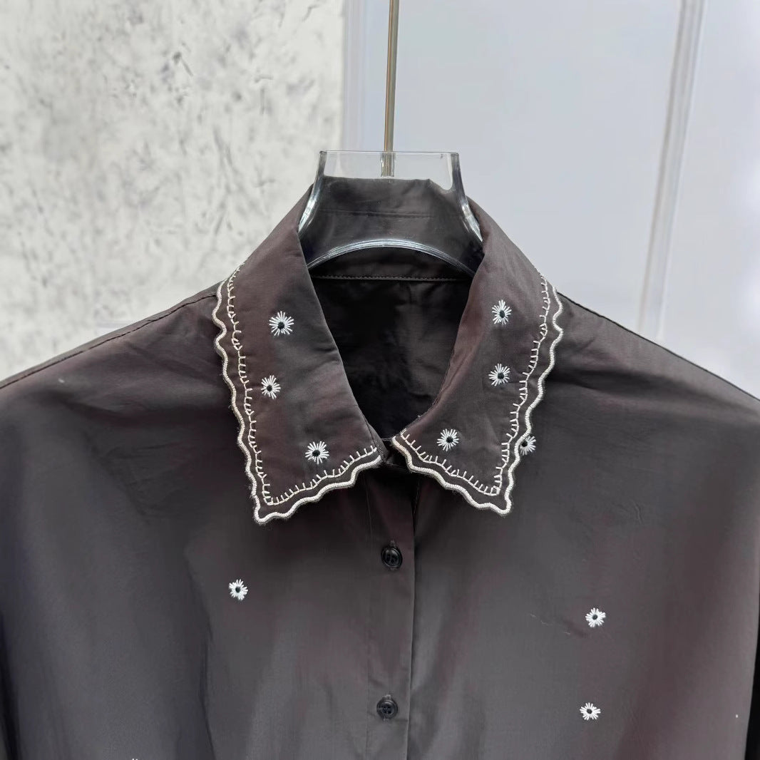 Dame afslappet bluse med filigran blomsterbroderedesign og vidde udskårne ærmer Stilla