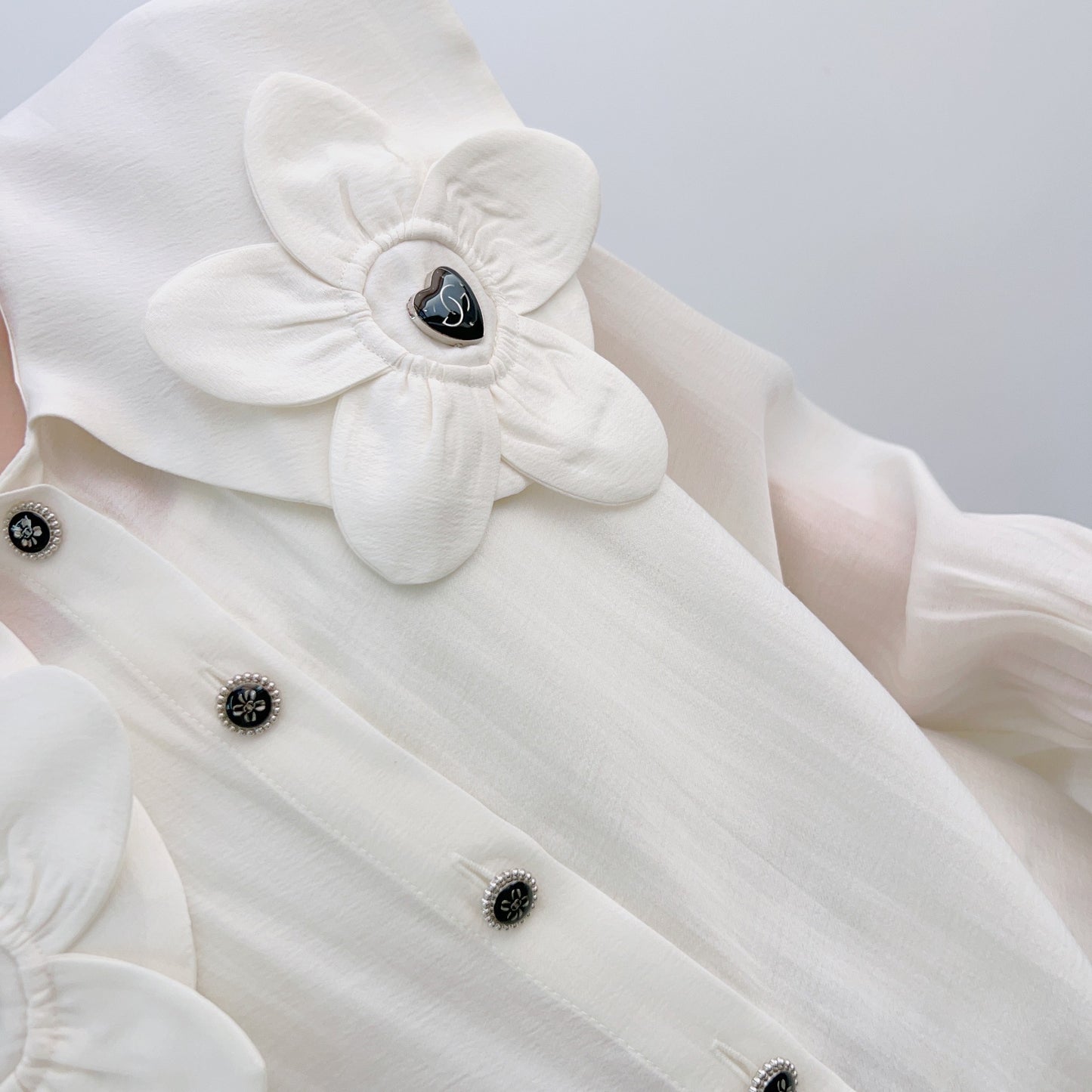 Dame elegant bluse med blomsterapplikationer og puffærmer Stilla