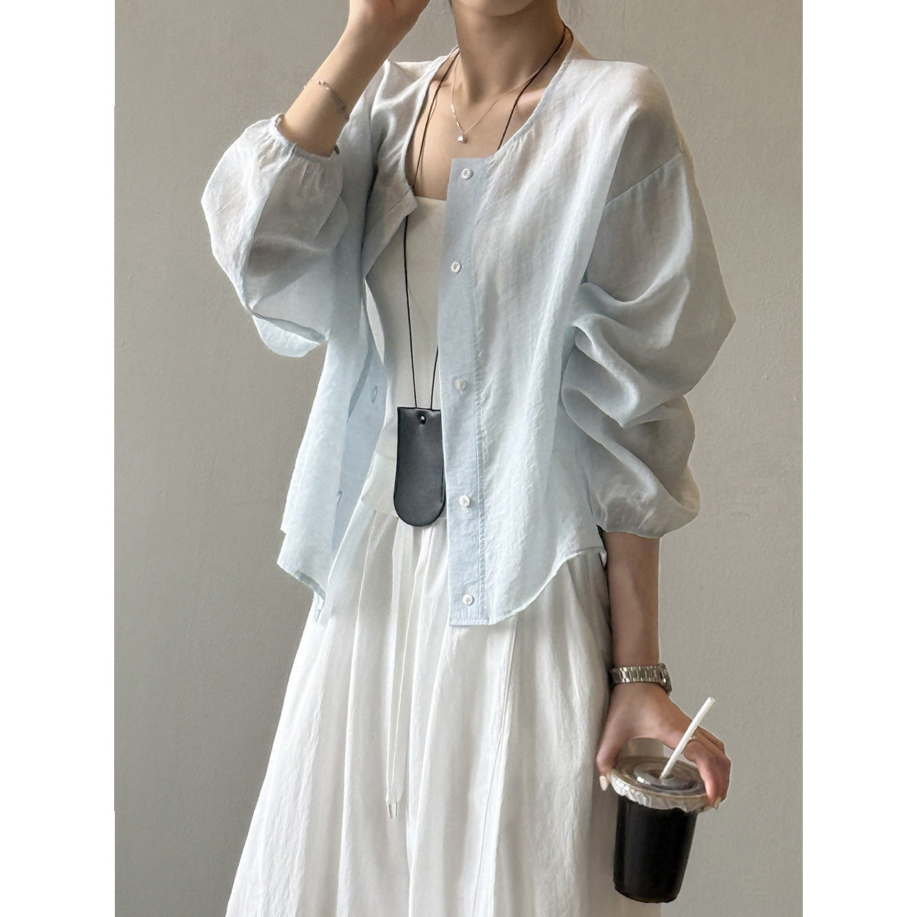 Dame afslappet bluse med knapdetaljer og let stof Stilla