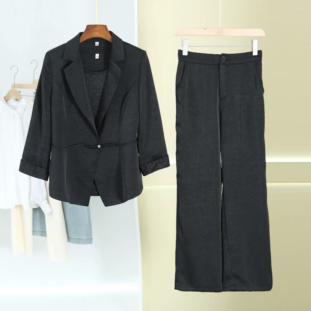 Dame elegant blazer-bukser-kombination i høj kvalitet stof og stilfuldt design Stilla