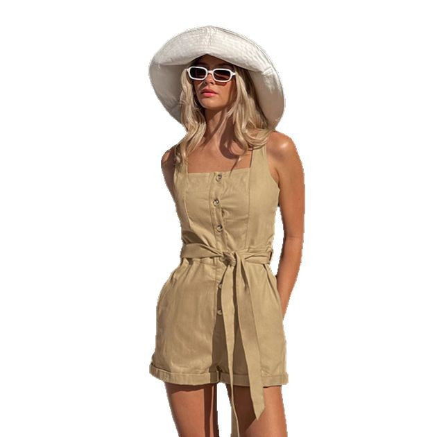 Dame jumpsuit med knælængde kant og figursyet design Stilla
