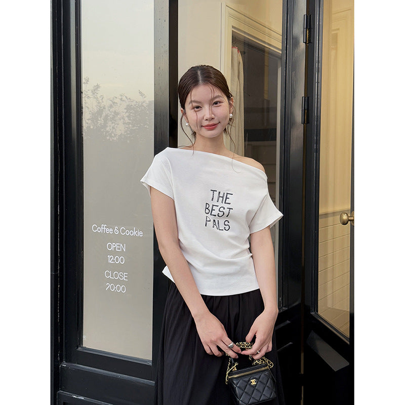 Dame afslappet off-shoulder T-shirt med kreativt tryk Stilla