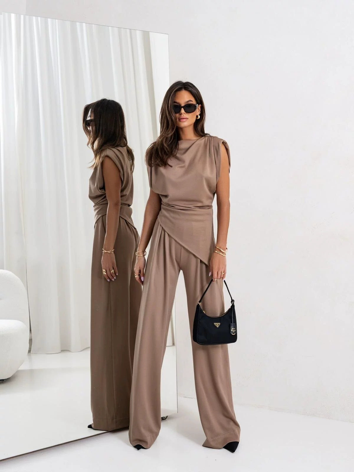 Dame jumpsuit med asymmetrisk design og bredt skårne bukser Stilla