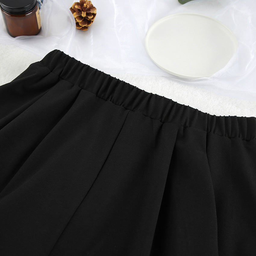 Damer afslappet ensemble med cropped top og korte, svingende shorts Stilla