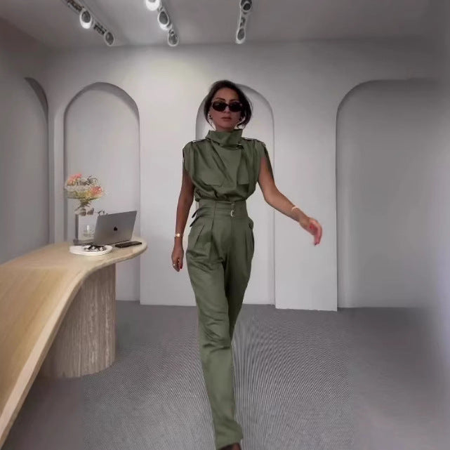 Dame mode jumpsuit med tætsiddende silhuet og praktiske lommer Stilla