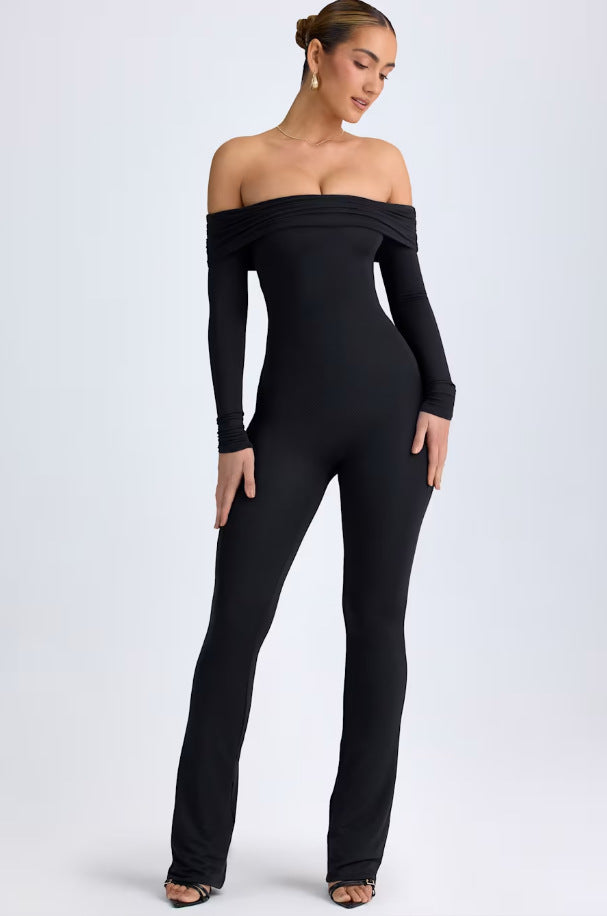 Dame jumpsuit med skulderfri design og figurskærende snit Stilla