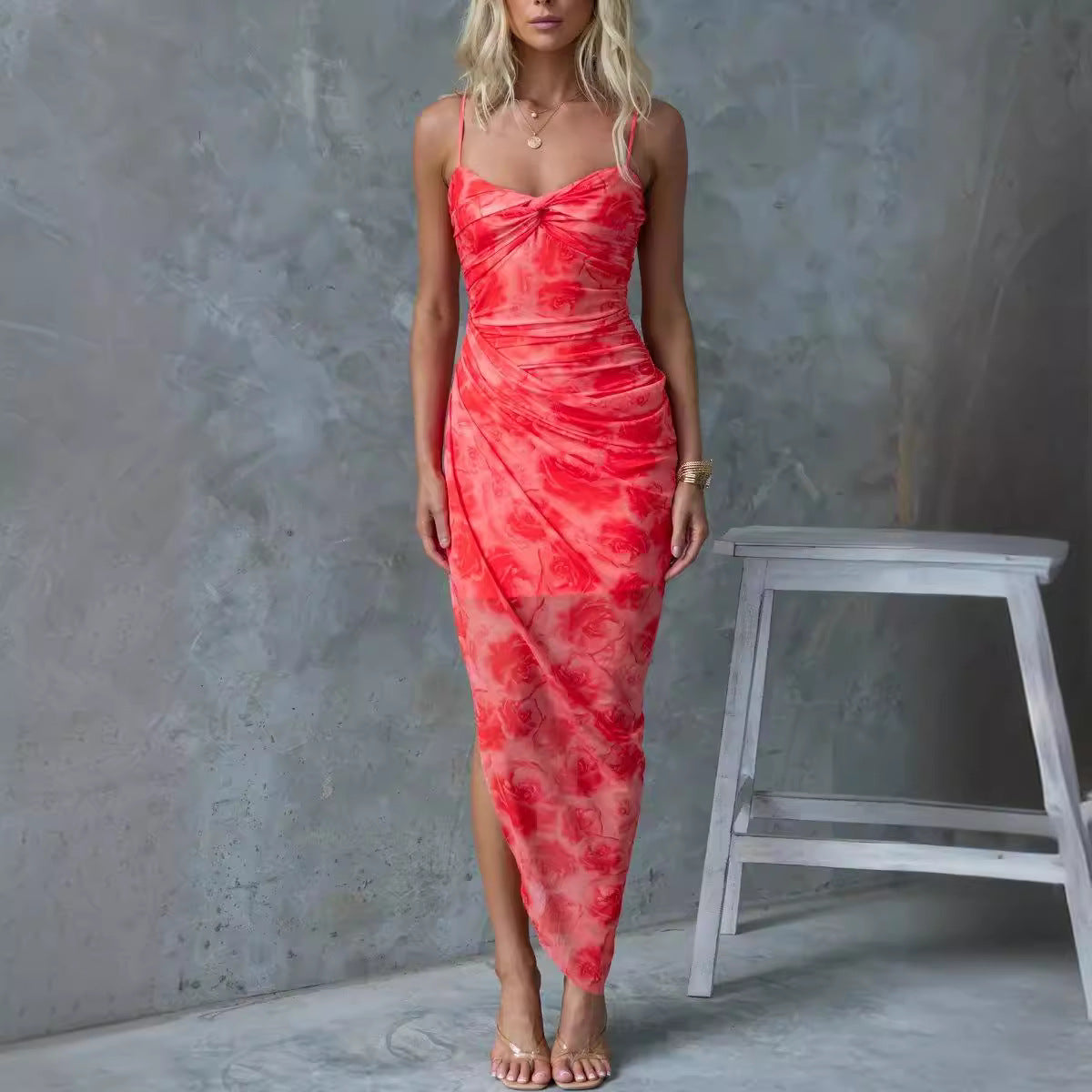 Dame Draperet Værdikjole med asymmetrisk kant og sarte gennemsigtighedsdetaljer Stiila