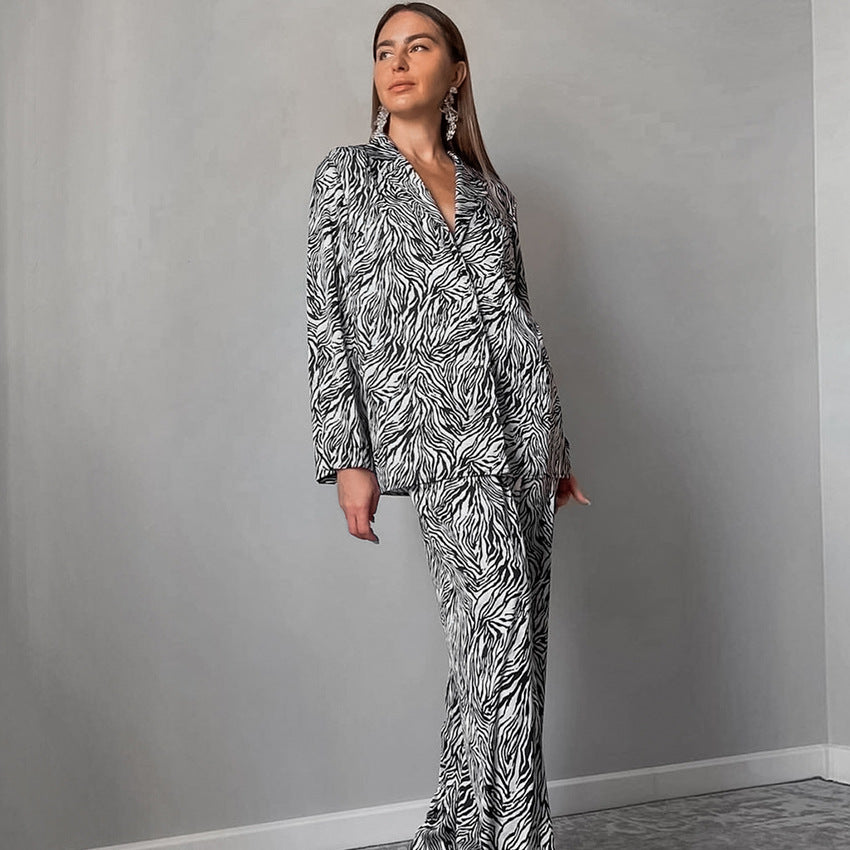 Dame elegant jakkesæt med dyb V-udskæring og zebra-lignende design Stilla