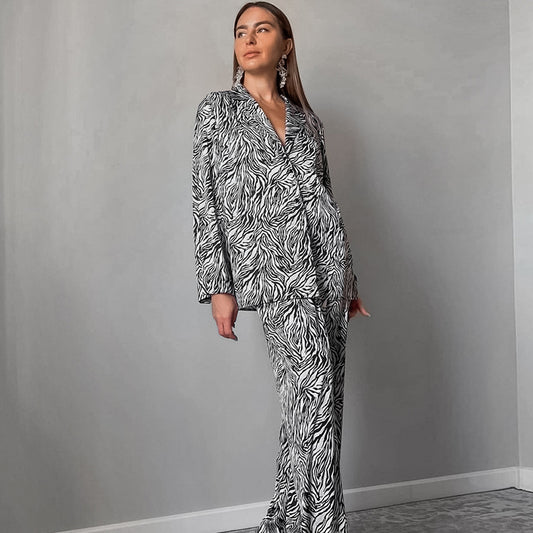 Dame elegant jakkesæt med dyb V-udskæring og zebra-lignende design Stilla