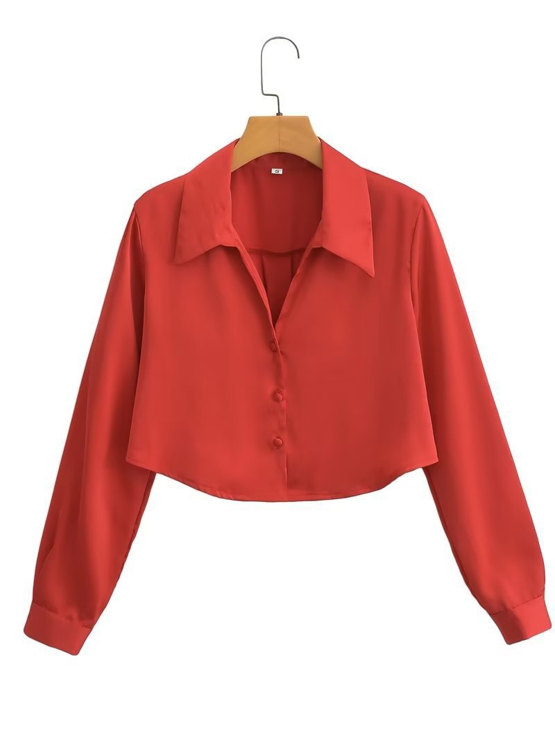 Dame cropped bluse med elegant krave og knapdetaljer Stilla