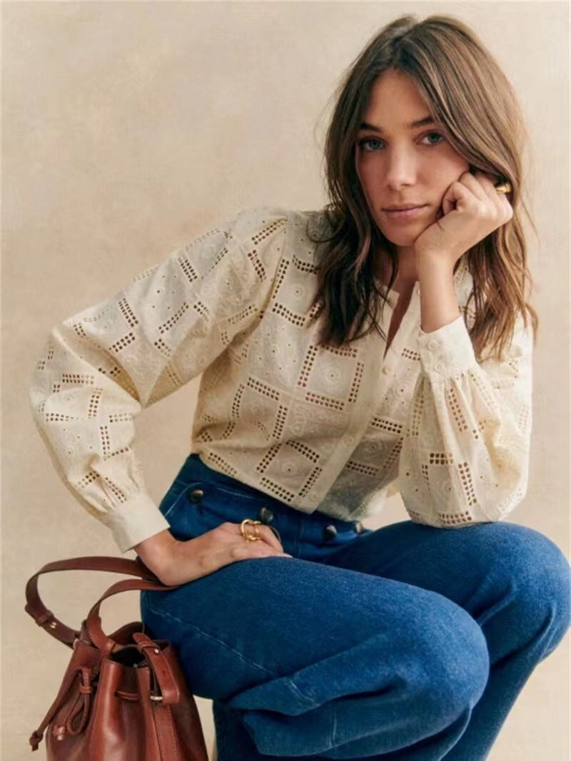 Dame elegant bluse med fint hulsyndesign og dekorativ ståkrave Stilla