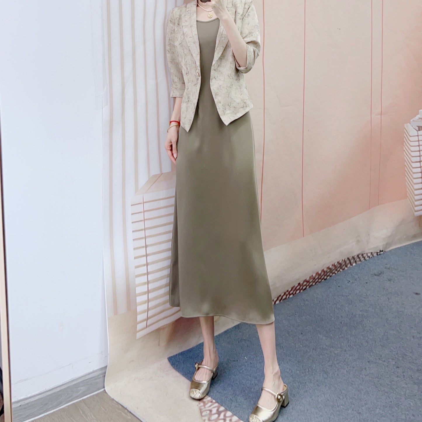 Dame midi-kjole med elegant snit og smagfuld blazer Stilla