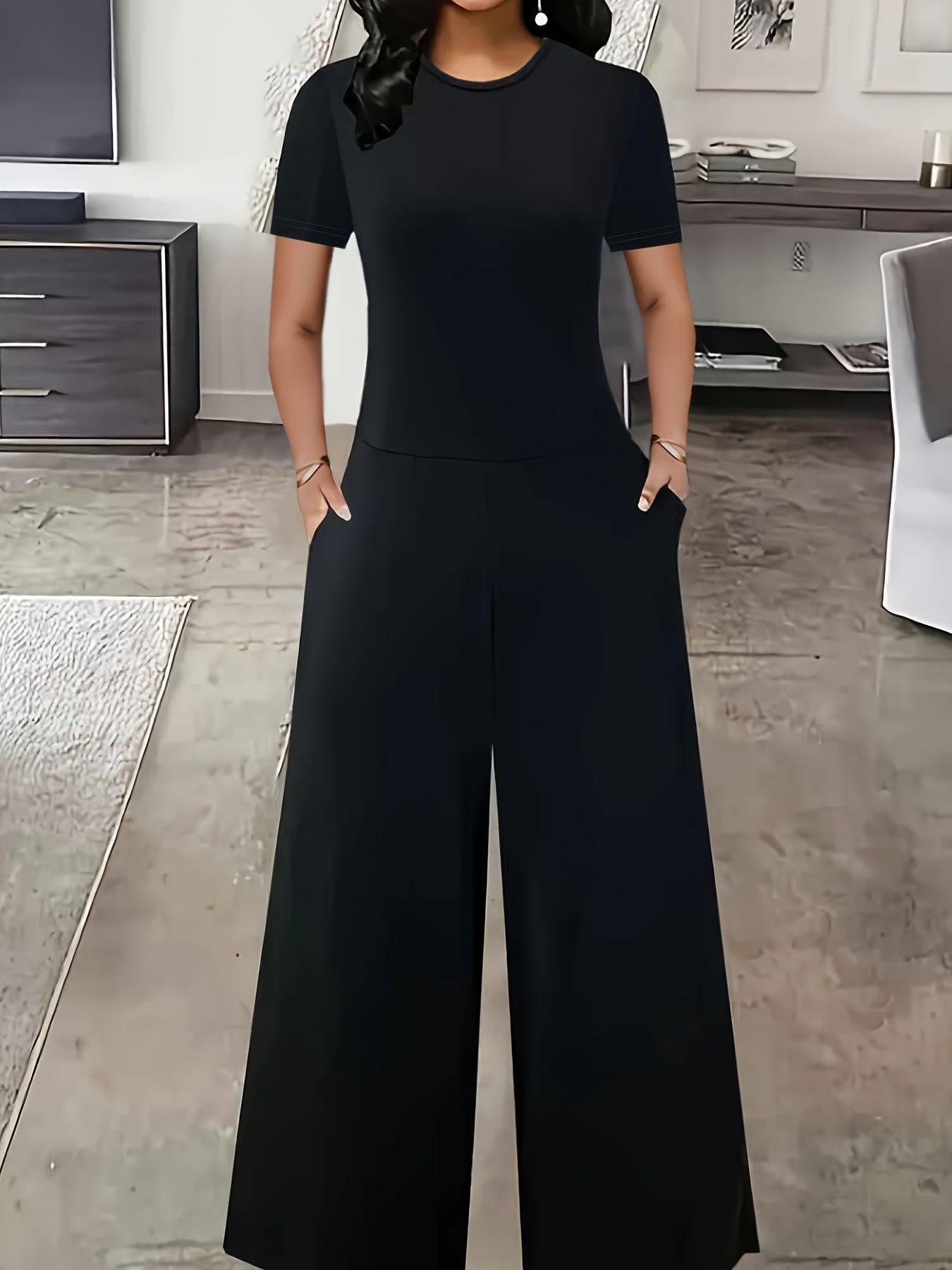 Dame Elegant Jumpsuit med bredt ben og moderigtig rund halsudskæring Stilla