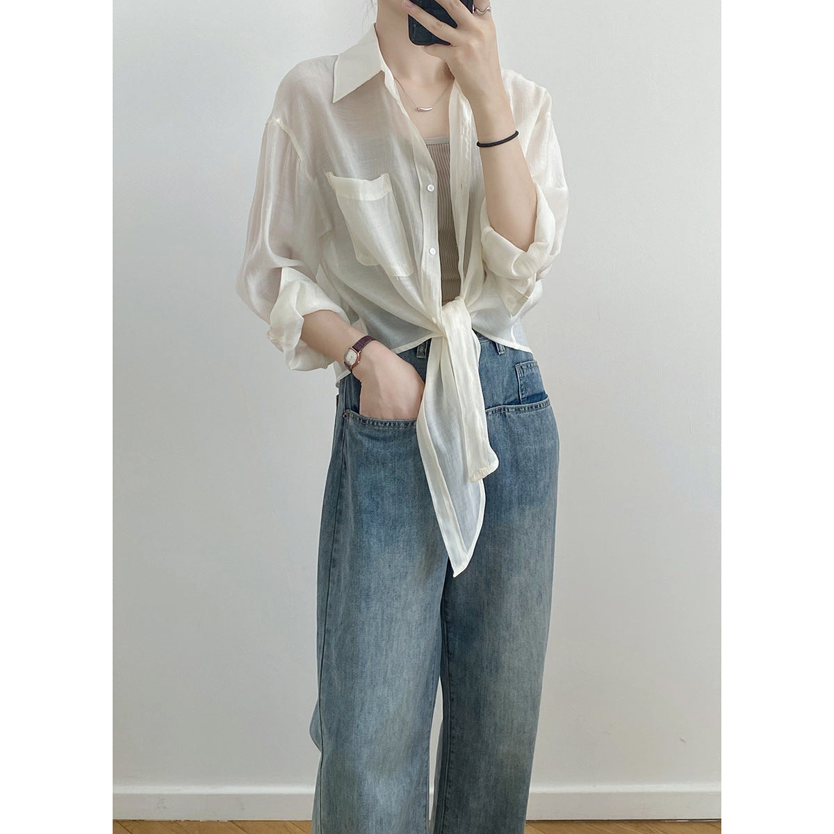 Dame elegant bluse med snoet kant og praktisk brystlomme Stilla