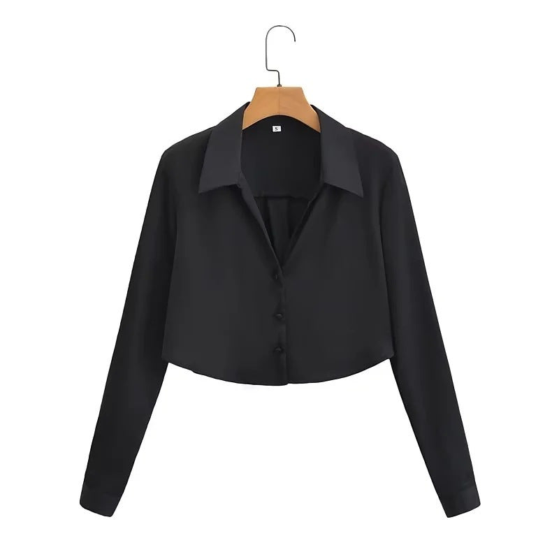 Dame cropped bluse med elegant krave og knapdetaljer Stilla