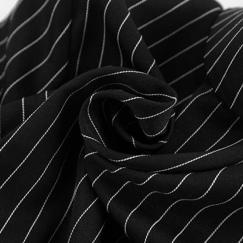 Dame cropped Blazerjakke med brede revers og elegant nålestribet look Stilla