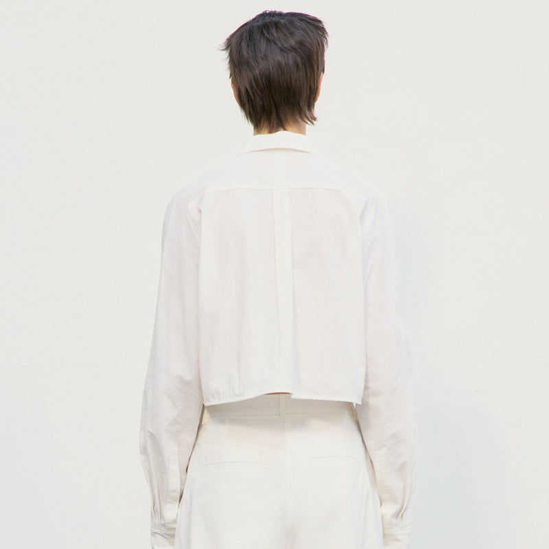 Dame cropped skjortebluse med en afslappet pasform og to lommer Stilla