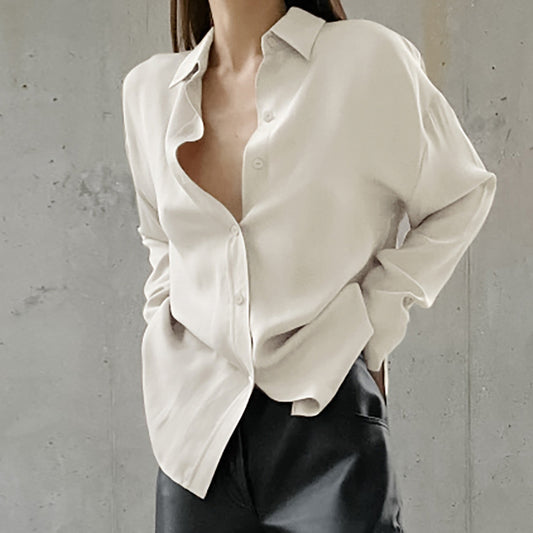 Dame Elegant Bluse med dyb V-udskæring og let satin-finish Stilla