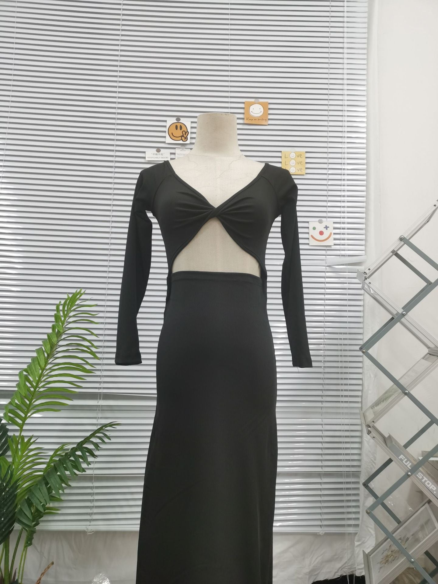 Dame Cut-Out Midi-Kjole med Knoten-Detail og figursyet Snit Stilla