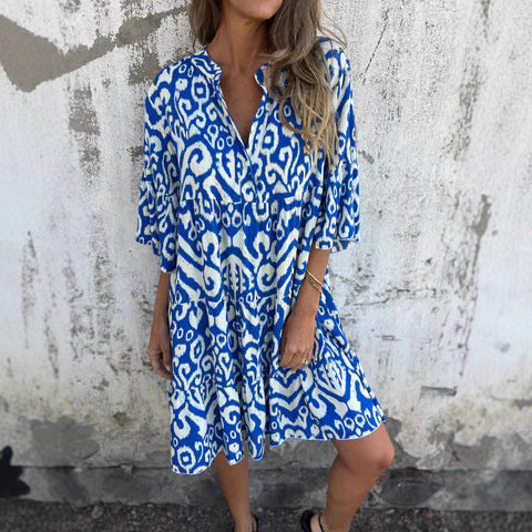 Dame afslappet kjole med V-udskæring og dekorativt mønster Stiila