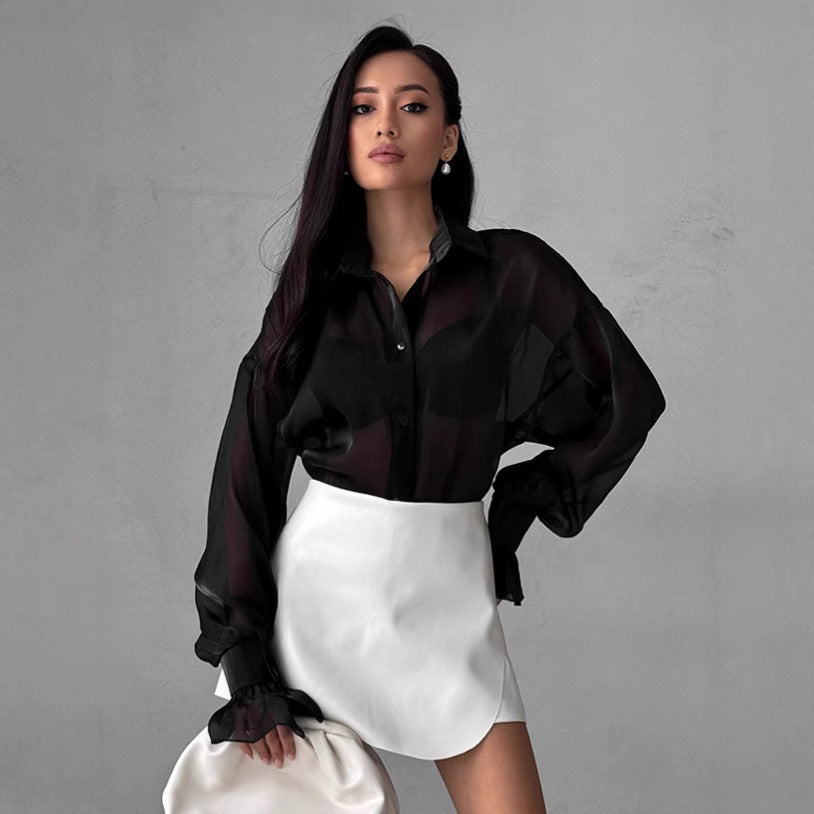 Dame Transparent Bluse med voluminøse ærmer og elegante volangdetaljer Stilla