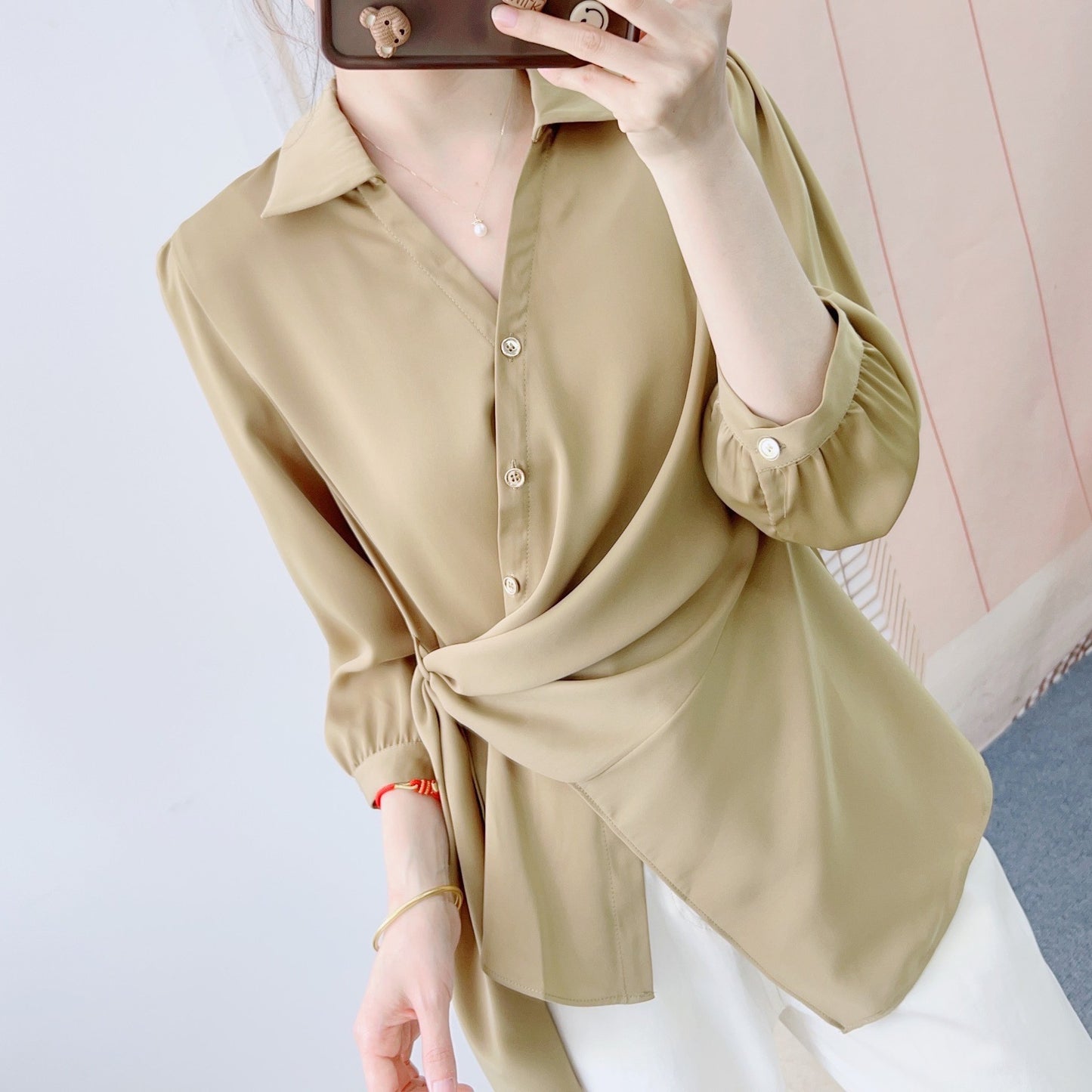 Dame elegant bluse med indpakningslook og fine knapdetaljer Stilla