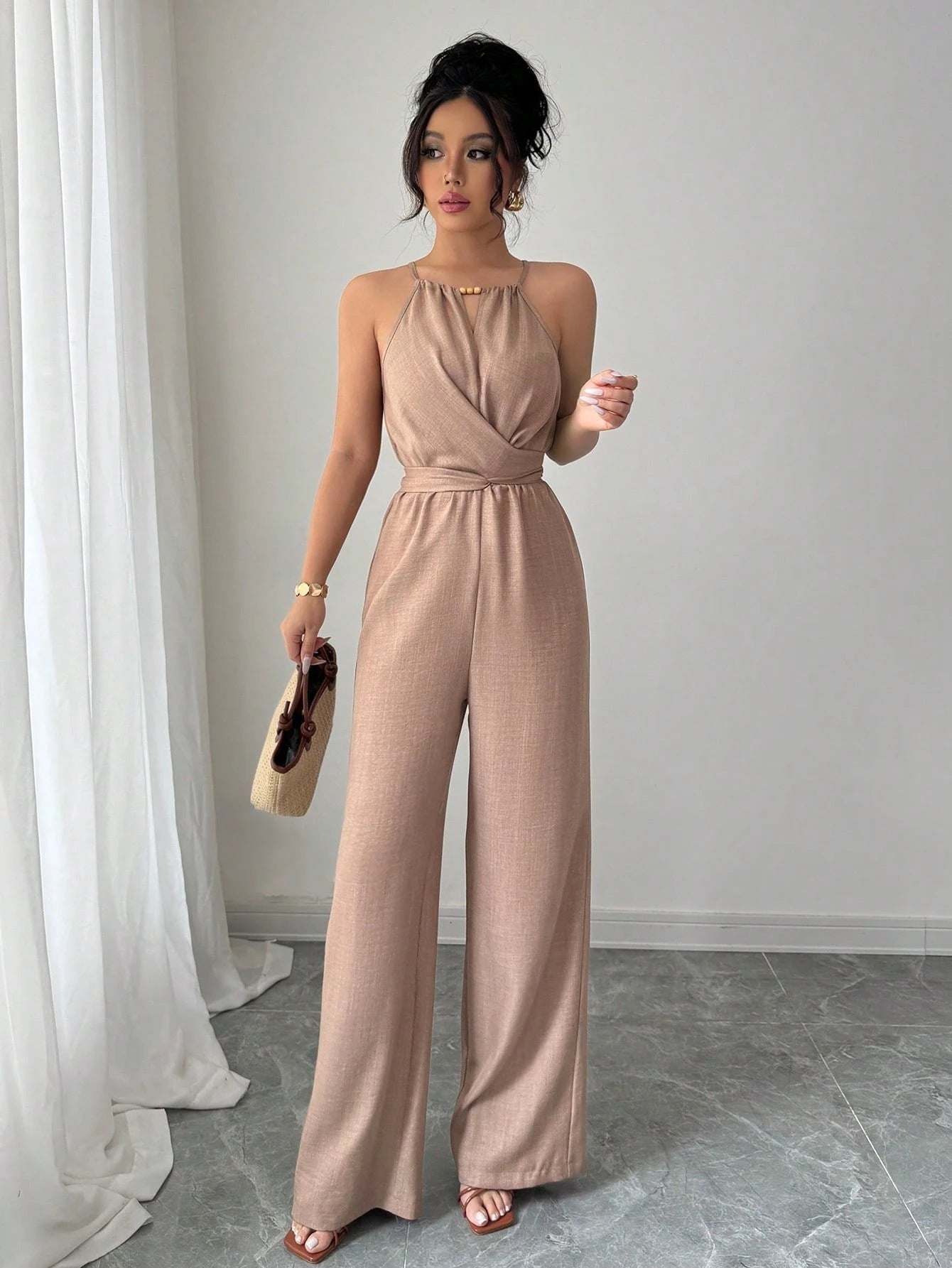 Dame Elegant Jumpsuit med Halterneck-design og figursyet snit Stilla