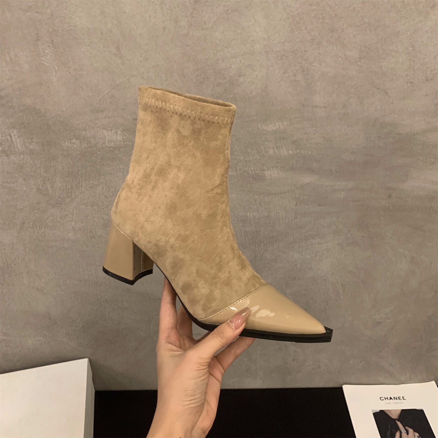 Dame Elegante Suede Ankelstøvler med Glinsende Læderdetalje Stilla