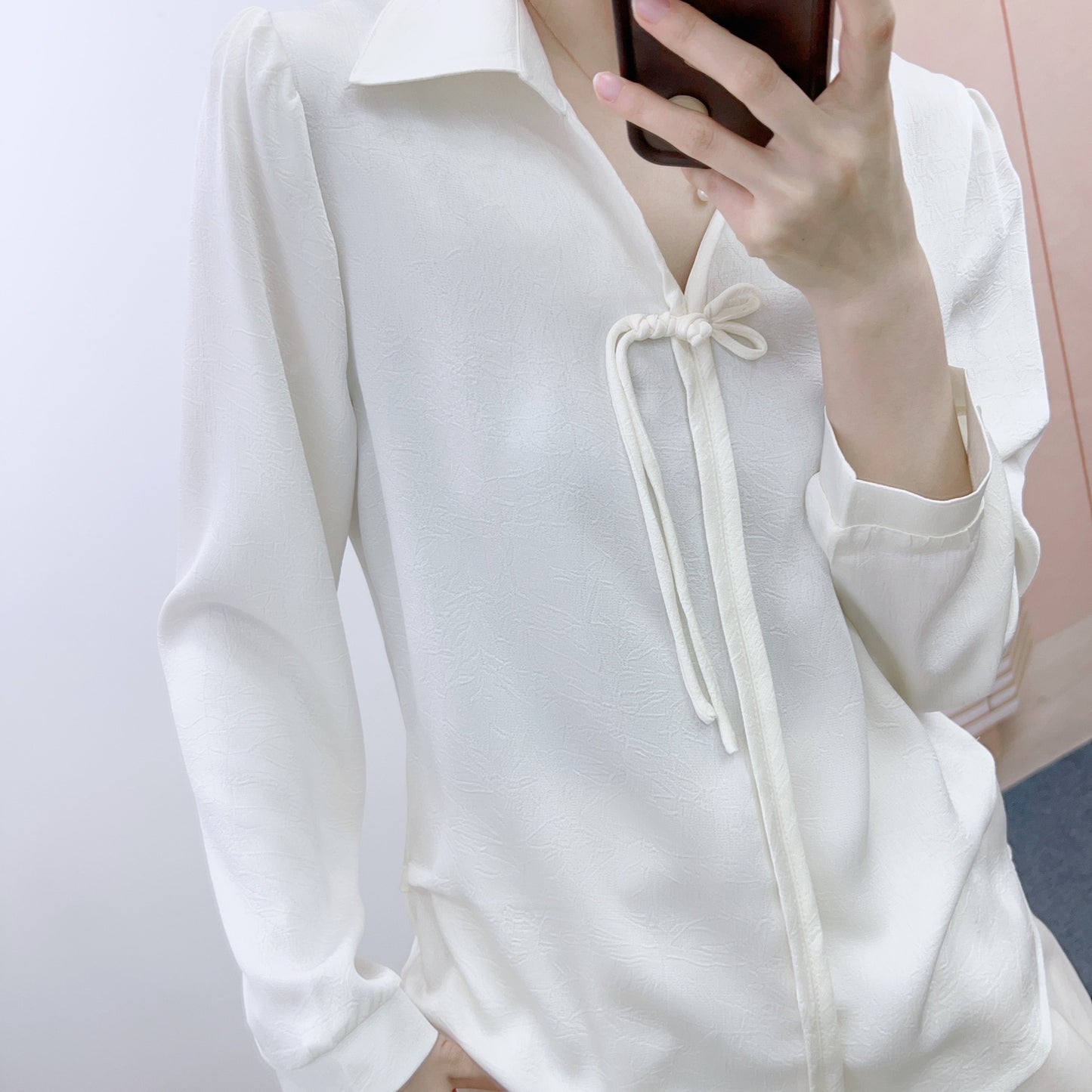 Dame elegant bluse med dekorativt bånd og kvalitetsstof Stilla