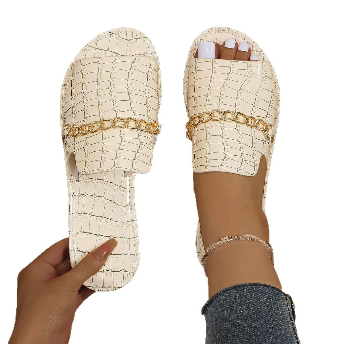 Dame Åbne Pantoletten med elegant Kædeaccent og moderne Krokodilmønster Stilla