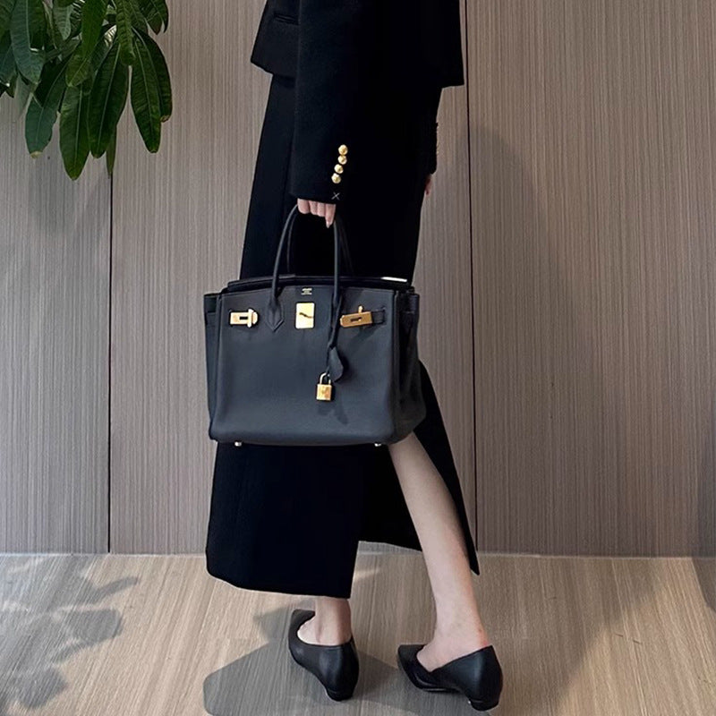 Dame elegant figursyet blazer-sæt med guld-farvede knapper og smart nederdel Stilla