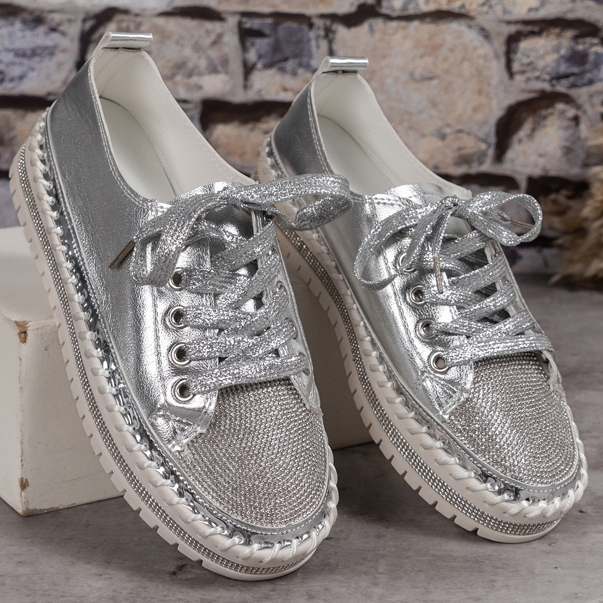 Dame mode Sneakers med funklende overmateriale og særpræget således design Stilla