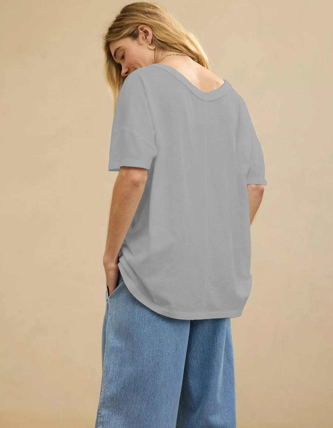 Dame afslappet oversized T-shirt med dyb V-hals Stilla