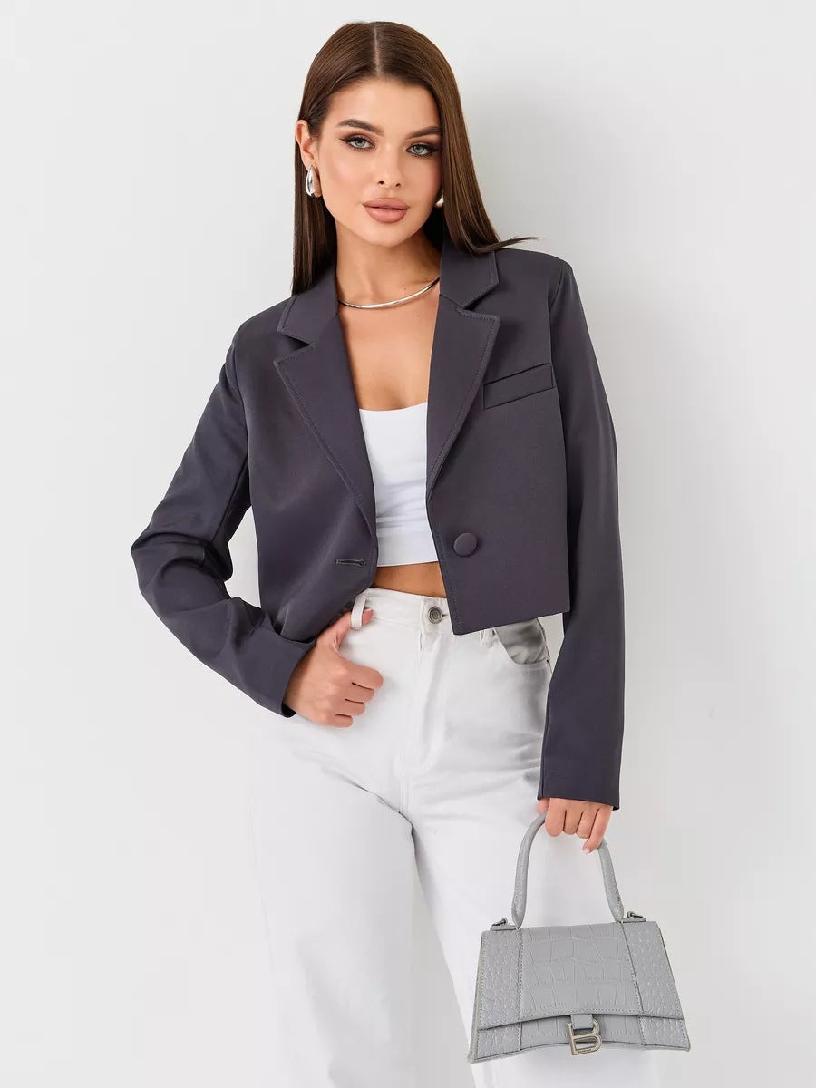 Dame Cropped Blazer med elegant revers og minimalistisk knapliste Stilla