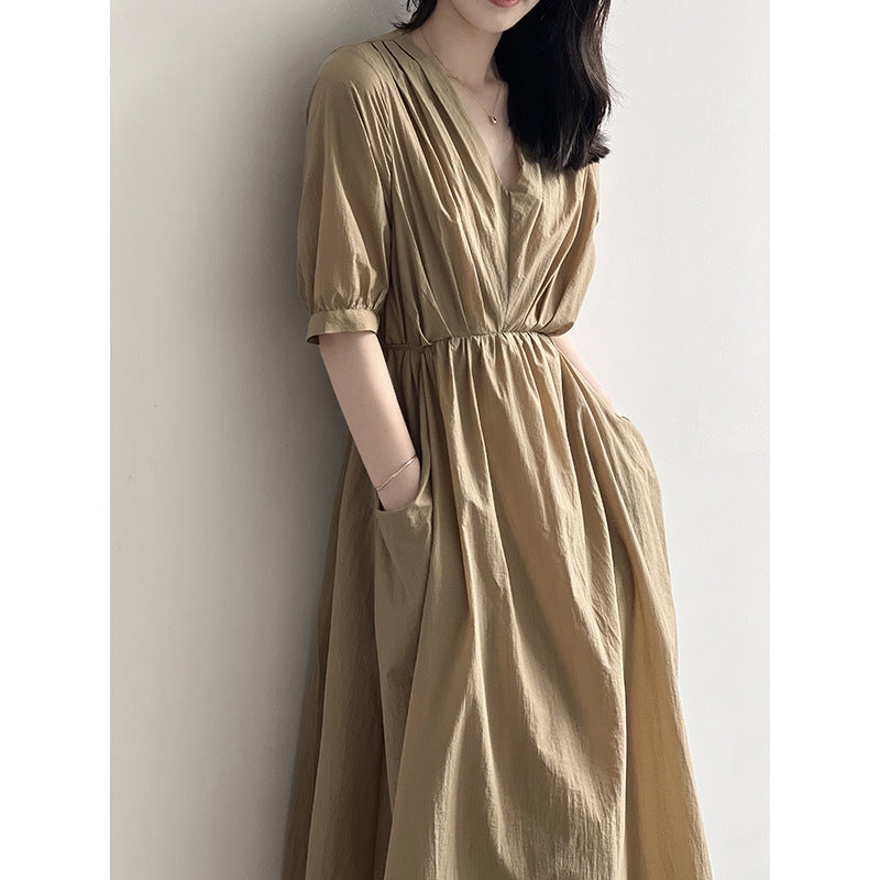 Dame afslappet midi-kjole med V-udskæring og praktiske sidelommer Stilla