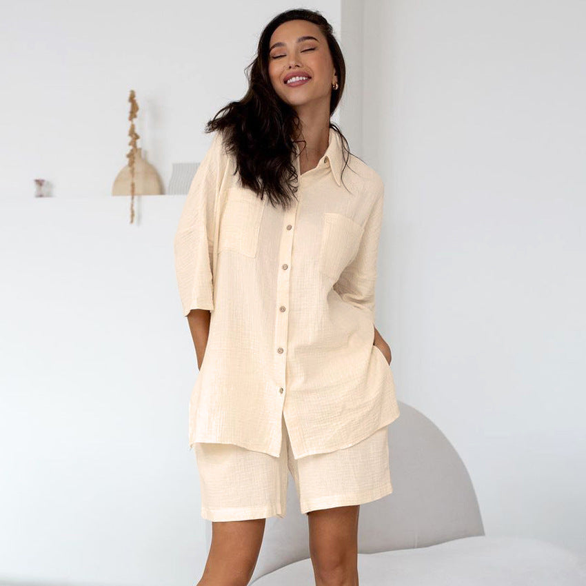 Dame afslappet fritids-sæt lavet af åndbart stof med knapdetaljer og korte bukser Stilla