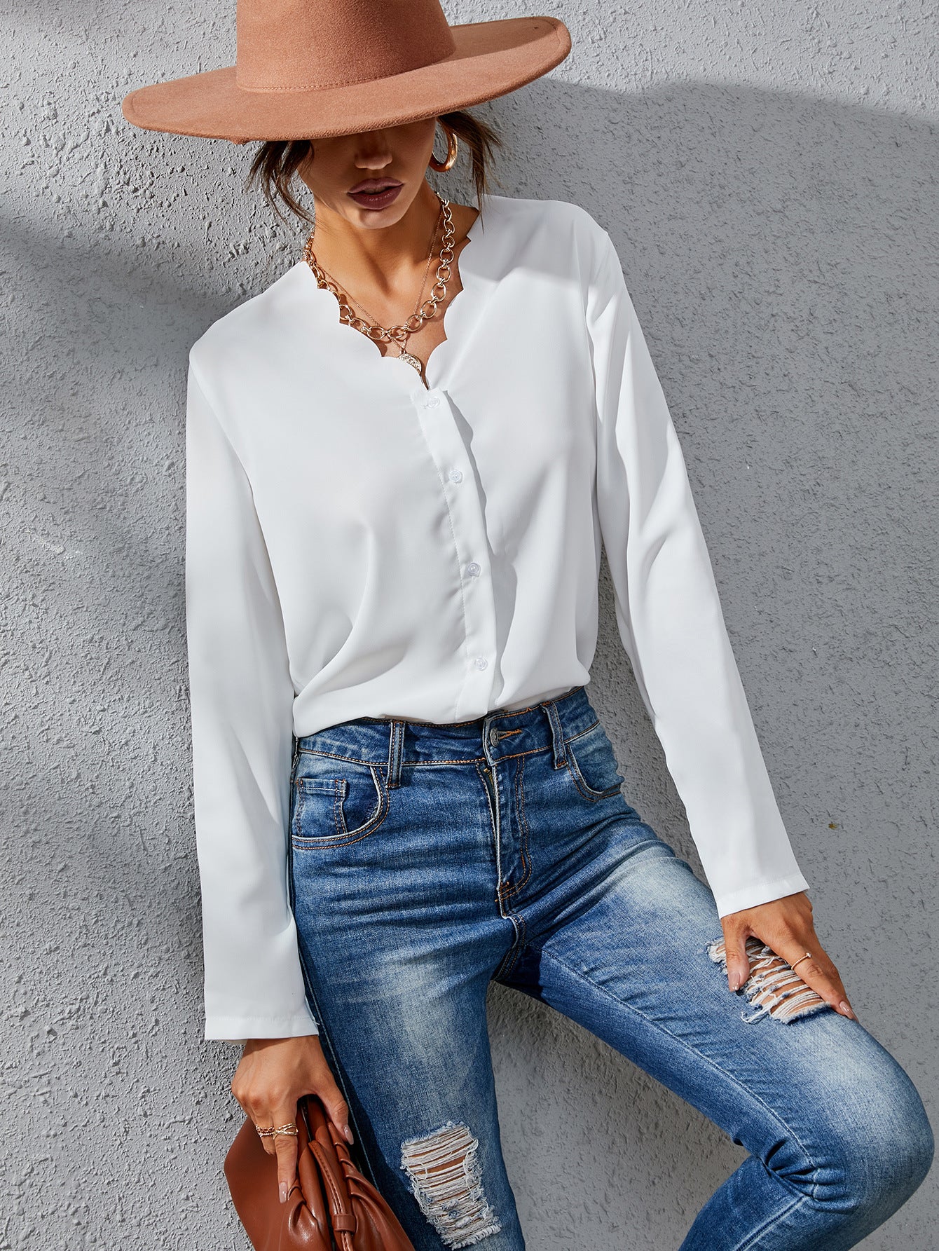 Dame elegant bluse med moderigtigt V-udskæring og skinnende stof Stilla