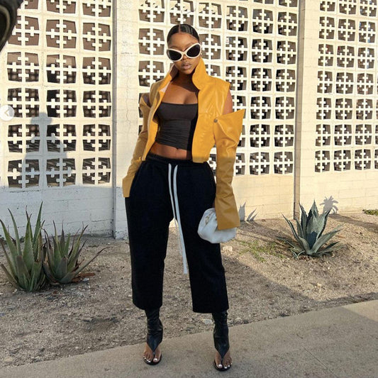 Dame cropped kunstlæder blazer med spændende cut-out ærmer Stilla