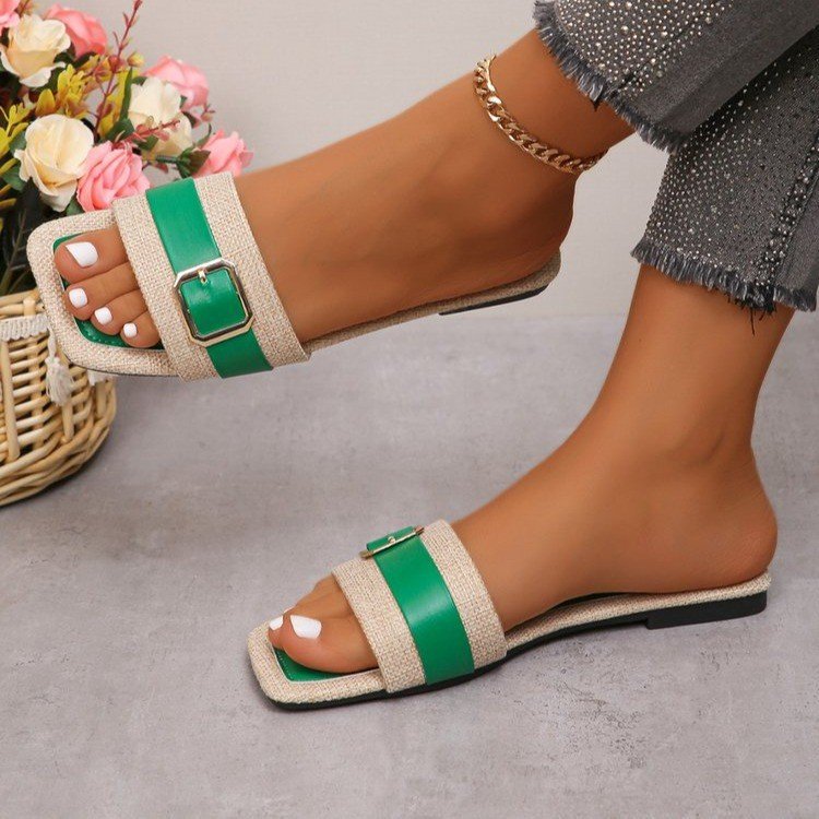 Dame åbne pantoletten med bred remdesign og moderigtige spændeaccent Stilla